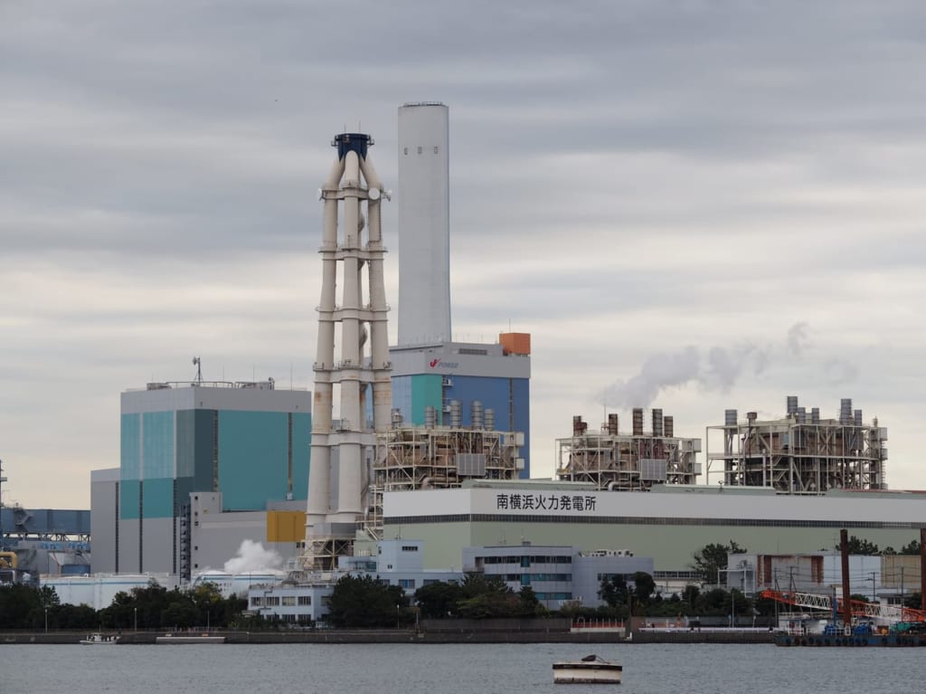 手前がJERA、奥がJ-powerの発電所